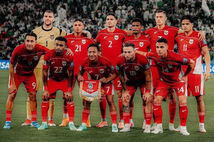 Foto skuad Timnas Indonesia mengenakan jersey merah saat sesi foto tim sebelum pertandingan kualifikasi Piala Asia 2027.