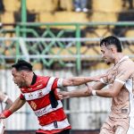 Duel sengit perebutan bola antara pemain Madura United dan Dewa United di lapangan dalam laga Madura United vs Dewa United.