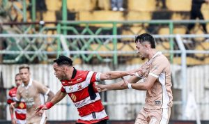 Duel sengit perebutan bola antara pemain Madura United dan Dewa United di lapangan dalam laga Madura United vs Dewa United.