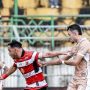 Duel sengit perebutan bola antara pemain Madura United dan Dewa United di lapangan dalam laga Madura United vs Dewa United.