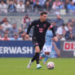 Lionel Messi mendribel bola saat bertanding mengenakan jersey Inter Miami berwarna hitam di Stadion Chase.