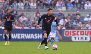 Lionel Messi mendribel bola saat bertanding mengenakan jersey Inter Miami berwarna hitam di Stadion Chase.