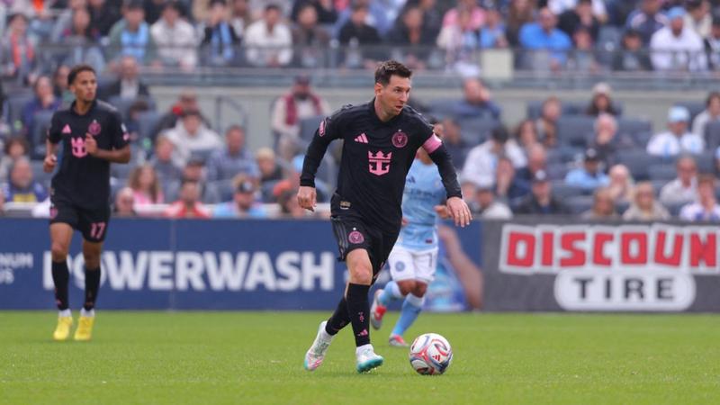 Lionel Messi mendribel bola saat bertanding mengenakan jersey Inter Miami berwarna hitam di Stadion Chase.