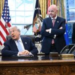 Presiden AS Donald Trump berbicara dalam pertemuan di Oval Office bersama Presiden FIFA Gianni Infantino dan Menteri Luar Negeri Marco Rubio membahas persiapan Piala Dunia 2026.