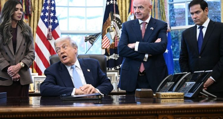 Presiden AS Donald Trump berbicara dalam pertemuan di Oval Office bersama Presiden FIFA Gianni Infantino dan Menteri Luar Negeri Marco Rubio membahas persiapan Piala Dunia 2026.