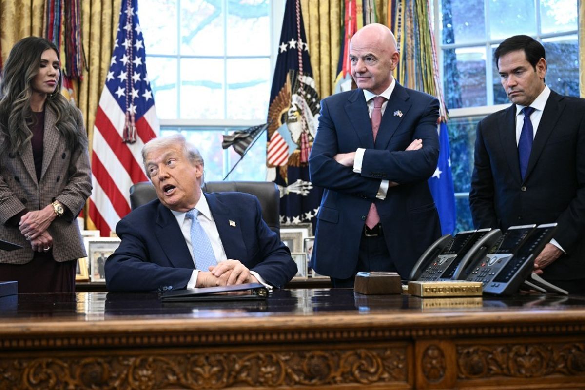 Presiden AS Donald Trump berbicara dalam pertemuan di Oval Office bersama Presiden FIFA Gianni Infantino dan Menteri Luar Negeri Marco Rubio membahas persiapan Piala Dunia 2026.