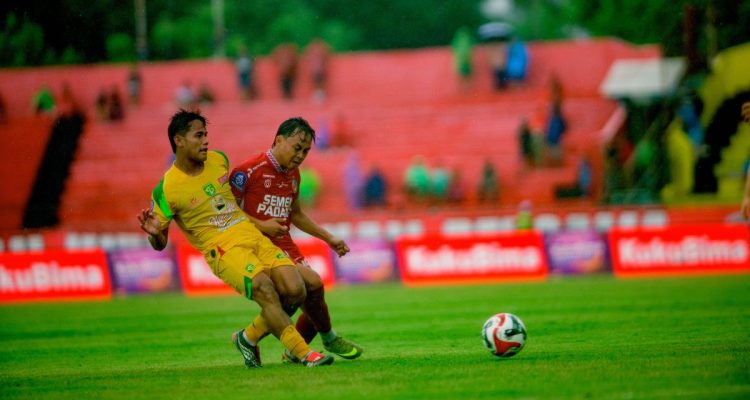 Pemain Persebaya Surabaya dengan jersey kuning berebut bola sengit melawan pemain Semen Padang dalam pertandingan Super League yang berakhir dengan skor 7-0.