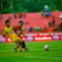 Pemain Persebaya Surabaya dengan jersey kuning berebut bola sengit melawan pemain Semen Padang dalam pertandingan Super League yang berakhir dengan skor 7-0.