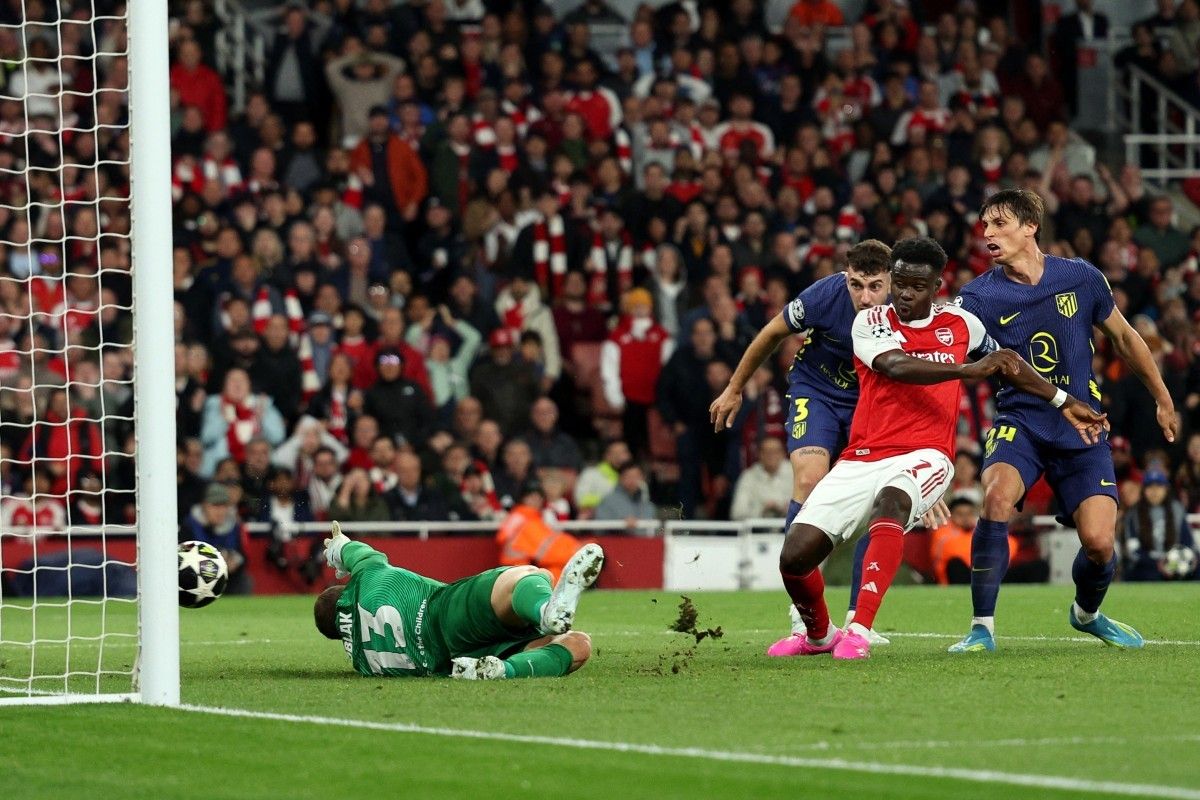 Momen krusial saat Bukayo Saka menyarangkan bola ke gawang Jan Oblak yang memastikan langkah Arsenal ke babak Final Liga Champions.