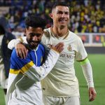 Cristiano Ronaldo merayakan kemenangan bersama rekan setimnya di Al Nassr setelah memastikan gelar juara Liga Arab Saudi.