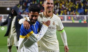 Cristiano Ronaldo merayakan kemenangan bersama rekan setimnya di Al Nassr setelah memastikan gelar juara Liga Arab Saudi.