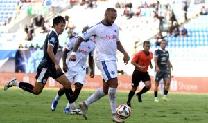 arema-fc-vs-psim-super-league.webp Aksi penyerang Arema FC saat mengontrol bola di lini pertahanan PSIM dalam laga penutup Super League.
