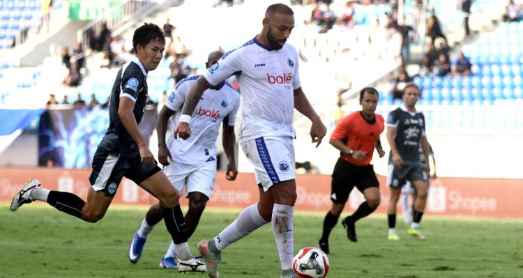 arema-fc-vs-psim-super-league.webp Aksi penyerang Arema FC saat mengontrol bola di lini pertahanan PSIM dalam laga penutup Super League.
