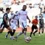 Aksi penyerang Arema FC saat mengontrol bola di lini pertahanan PSIM dalam laga penutup Super League.