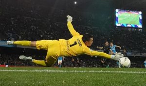 emil-audero-terdegradasi.webp Kiper Emil Audero saat melakukan aksi penyelamatan gemilang di lapangan hijau.