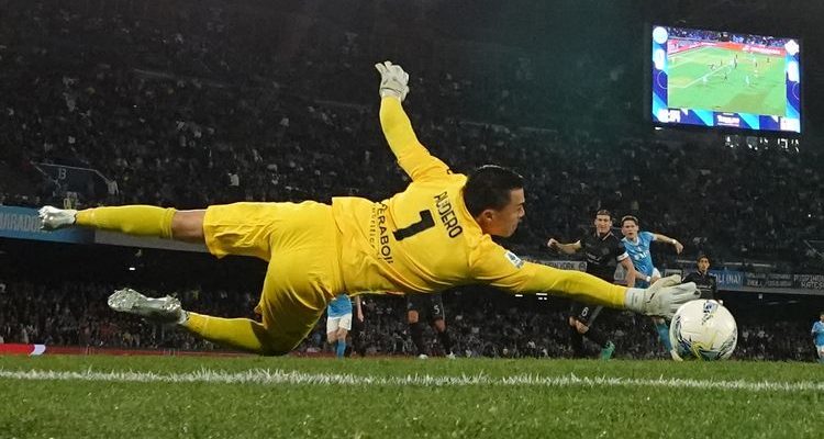 Kiper Emil Audero saat melakukan aksi penyelamatan gemilang di lapangan hijau.