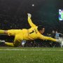 Kiper Emil Audero saat melakukan aksi penyelamatan gemilang di lapangan hijau.