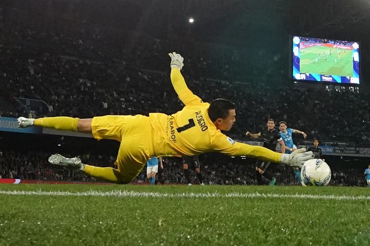 Kiper Emil Audero saat melakukan aksi penyelamatan gemilang di lapangan hijau.