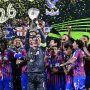 Pemain Crystal Palace merayakan gelar juara UEFA Conference League sambil mengangkat trofi di atas panggung penuh konfeti.