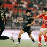 Pemain Borneo FC sedang menggiring bola dibayangi ketat oleh pemain Bali United dalam pertandingan Liga 1 di Stadion Kapten I Wayan Dipta.
