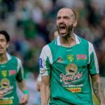 Ekspresi selebrasi emosional pemain Persebaya Surabaya setelah mencetak gol ke gawang PSBS Biak dalam laga Liga 1.