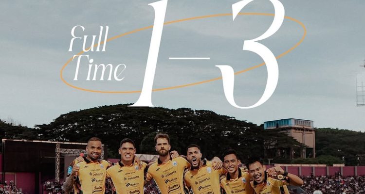 Striker asing Persija Jakarta bernomor punggung 99 melakukan selebrasi emosional setelah mencetak gol ke gawang Persik dalam laga Super League.
