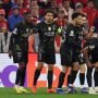 Skuad Paris Saint-Germain (PSG) yang dipimpin Marquinhos merayakan keberhasilan melaju ke final Liga Champions 2026 setelah menyingkirkan Bayern Munchen di Allianz Arena.