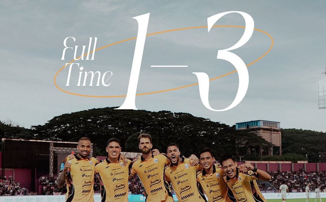 Striker asing Persija Jakarta bernomor punggung 99 melakukan selebrasi emosional setelah mencetak gol ke gawang Persik dalam laga Super League.
