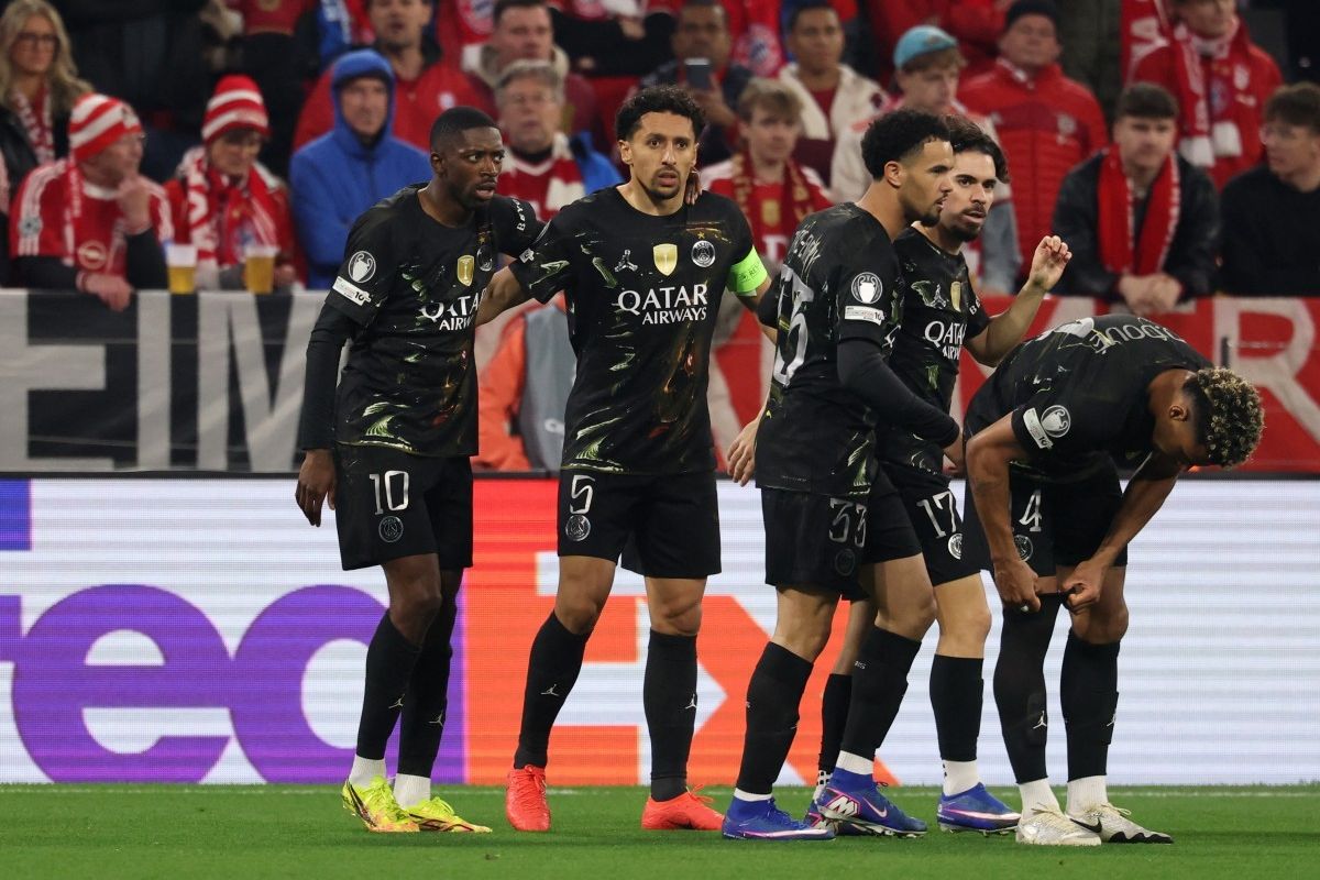Skuad Paris Saint-Germain (PSG) yang dipimpin Marquinhos merayakan keberhasilan melaju ke final Liga Champions 2026 setelah menyingkirkan Bayern Munchen di Allianz Arena.