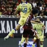 Pemain Persib Bandung Matricardi nomor punggung 48 melakukan duel udara dengan pemain PSM Makassar dalam pertandingan Liga 1.