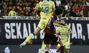 Pemain Persib Bandung Matricardi nomor punggung 48 melakukan duel udara dengan pemain PSM Makassar dalam pertandingan Liga 1.