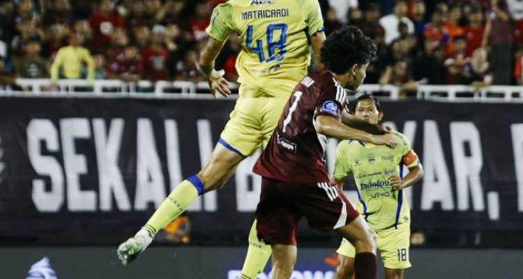 Pemain Persib Bandung Matricardi nomor punggung 48 melakukan duel udara dengan pemain PSM Makassar dalam pertandingan Liga 1.