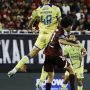 Pemain Persib Bandung Matricardi nomor punggung 48 melakukan duel udara dengan pemain PSM Makassar dalam pertandingan Liga 1.