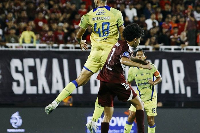 Pemain Persib Bandung Matricardi nomor punggung 48 melakukan duel udara dengan pemain PSM Makassar dalam pertandingan Liga 1.
