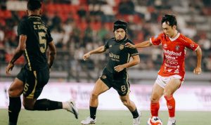 Pemain Borneo FC sedang menggiring bola dibayangi ketat oleh pemain Bali United dalam pertandingan Liga 1 di Stadion Kapten I Wayan Dipta.