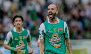 Ekspresi selebrasi emosional pemain Persebaya Surabaya setelah mencetak gol ke gawang PSBS Biak dalam laga Liga 1.