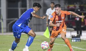jadwal-bri-super-league-persib-vs-borneo-fc.webp Aksi perebutan bola antara pemain Persib Bandung dan Borneo FC dalam pertandingan BRI Super League.