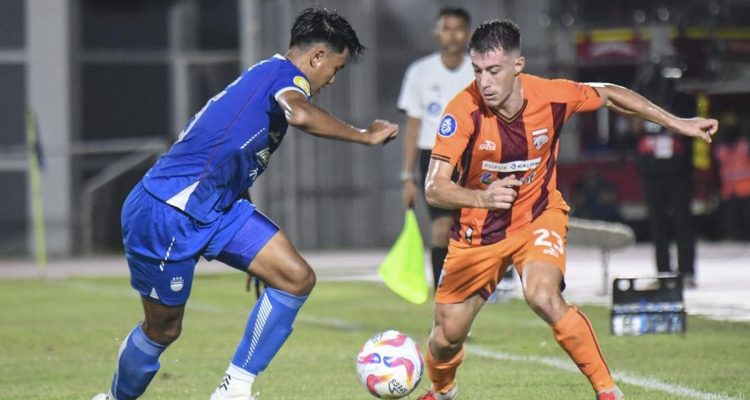 Aksi perebutan bola antara pemain Persib Bandung dan Borneo FC dalam pertandingan BRI Super League.