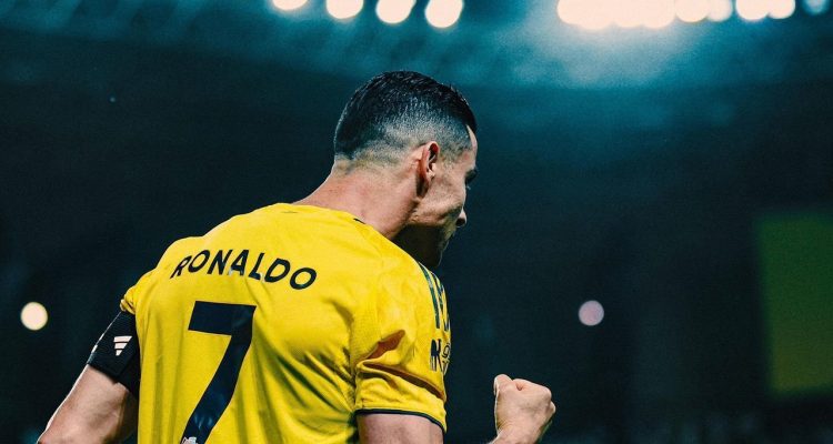Momen emosional Cristiano Ronaldo saat merayakan gol bersejarahnya yang ke-100 bersama Al Nassr dalam laga sengit melawan Al Shabab.