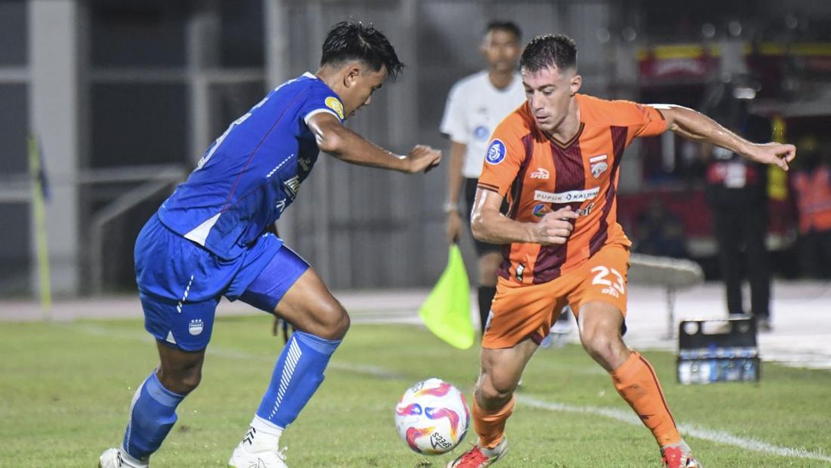 Aksi perebutan bola antara pemain Persib Bandung dan Borneo FC dalam pertandingan BRI Super League.