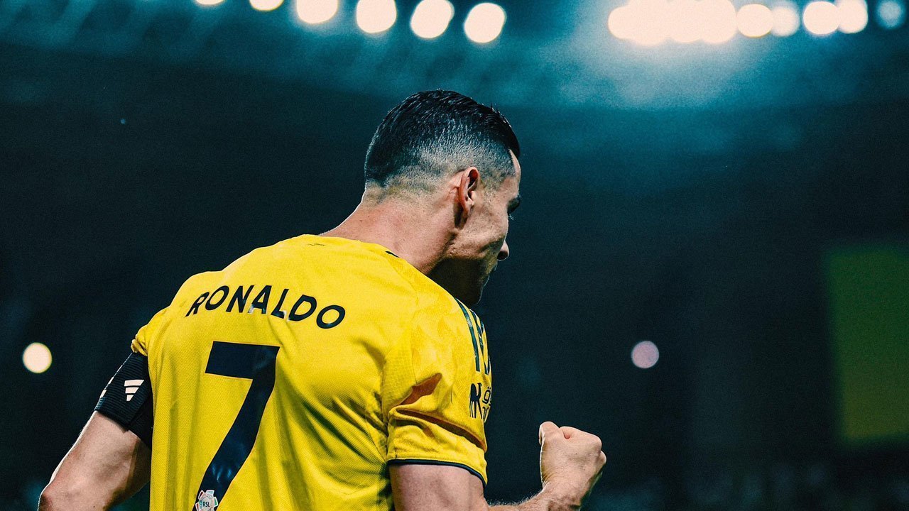 Momen emosional Cristiano Ronaldo saat merayakan gol bersejarahnya yang ke-100 bersama Al Nassr dalam laga sengit melawan Al Shabab.