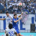 Striker Persib Bandung duel udara berebut bola dengan pemain bertahan lawan demi mengunci gelar juara Super League.