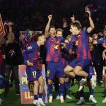 Pemain FC Barcelona merayakan gelar juara LaLiga 2025/2026 setelah mengalahkan Real Madrid 2-0, tampak Lewandowski dan rekan setim mengangkat trofi di lapangan.