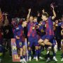 Pemain FC Barcelona merayakan gelar juara LaLiga 2025/2026 setelah mengalahkan Real Madrid 2-0, tampak Lewandowski dan rekan setim mengangkat trofi di lapangan.