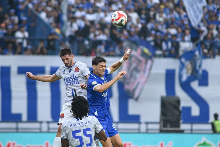 Striker Persib Bandung duel udara berebut bola dengan pemain bertahan lawan demi mengunci gelar juara Super League.