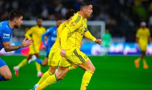 Cristiano Ronaldo mengenakan jersey kuning Al Nassr saat bertanding melawan Al Hilal dalam lanjutan Liga Arab Saudi.