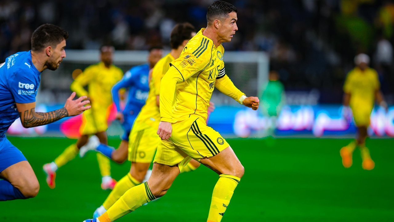 Cristiano Ronaldo mengenakan jersey kuning Al Nassr saat bertanding melawan Al Hilal dalam lanjutan Liga Arab Saudi.