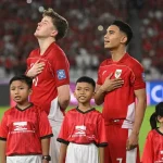 Barisan pemain Timnas Indonesia menyanyikan lagu Indonesia Raya sebelum pertandingan dimulai sebagai bagian dari persiapan jadwal pemain Timnas Indonesia di klub Eropa.