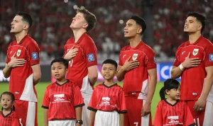 Barisan pemain Timnas Indonesia menyanyikan lagu Indonesia Raya sebelum pertandingan dimulai sebagai bagian dari persiapan jadwal pemain Timnas Indonesia di klub Eropa.