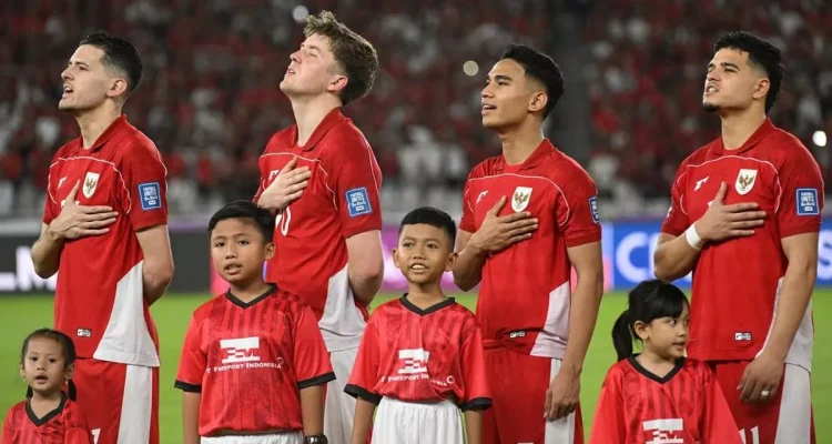 Barisan pemain Timnas Indonesia menyanyikan lagu Indonesia Raya sebelum pertandingan dimulai sebagai bagian dari persiapan jadwal pemain Timnas Indonesia di klub Eropa.